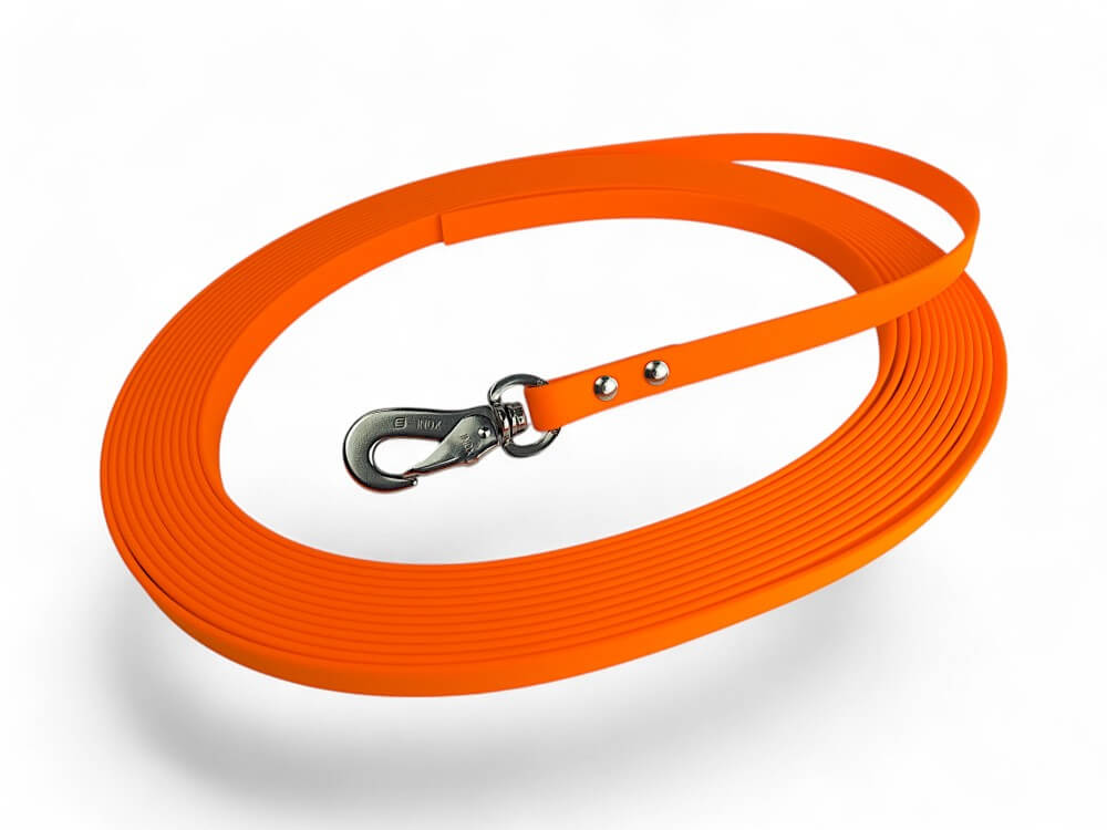 BioThane-Schleppleine in Signalorange, aufgerollt